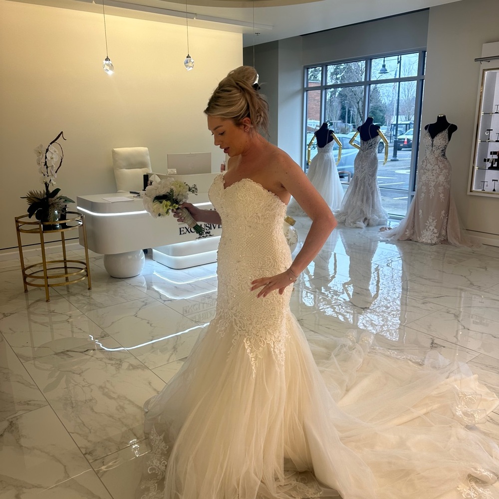 Maggie Sottero ivory/white Wedding Dress